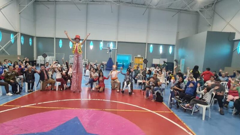Projeto Oficina da Inclusão leva show circense para 300 pessoas