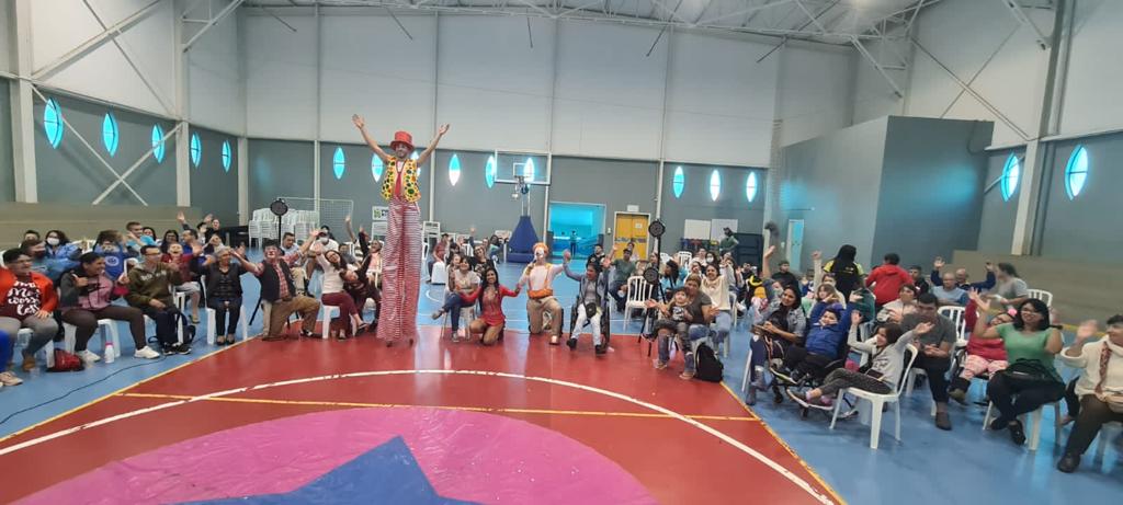 Projeto Oficina da Inclusão leva show circense para 300 pessoas