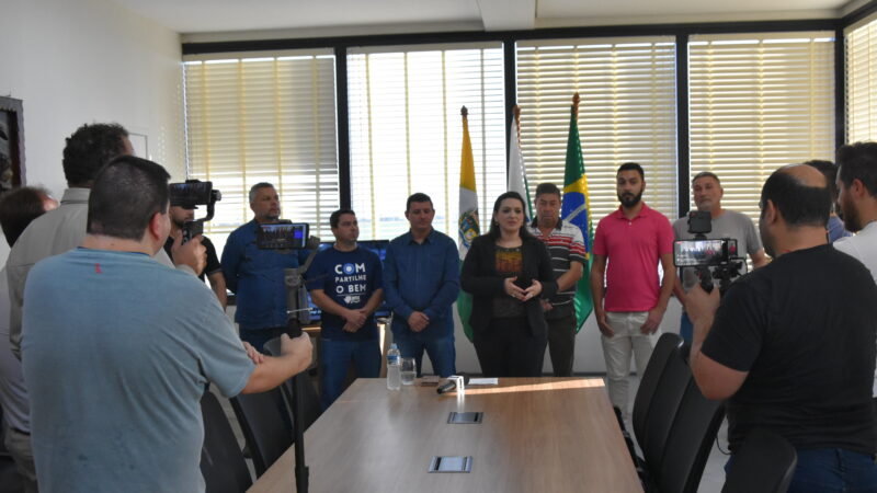 Prefeita Elisangela fala para a imprensa da nova fábrica da Ambev de R$ 1 bilhão