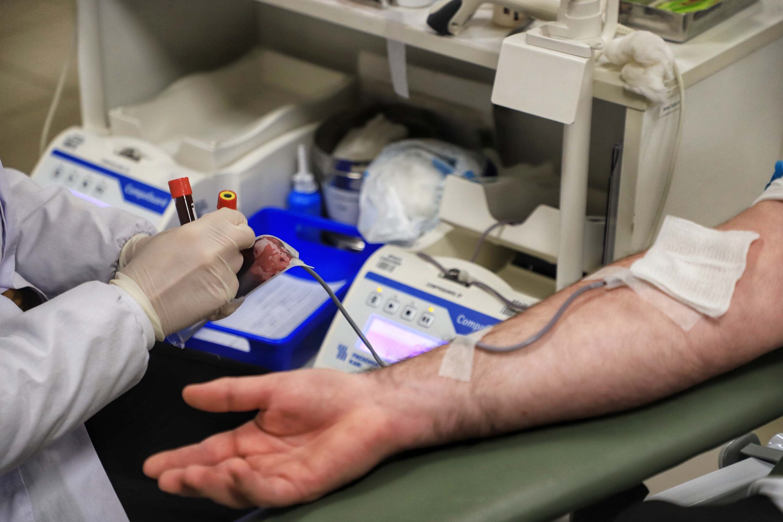 Com redução de estoques, Hemepar alerta para necessidade de mais doadores de sangue