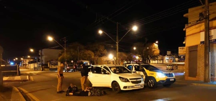 PM de Castro aborda veículo e prende suspeitos de roubo