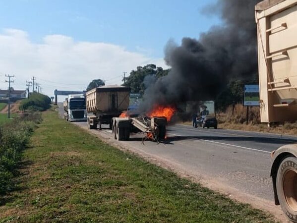 Carroceria de caminhão pega fogo às margens da PR-340