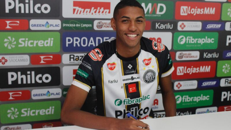 Com 17 anos, o zagueiro Renan assina contrato profissional com o Operário