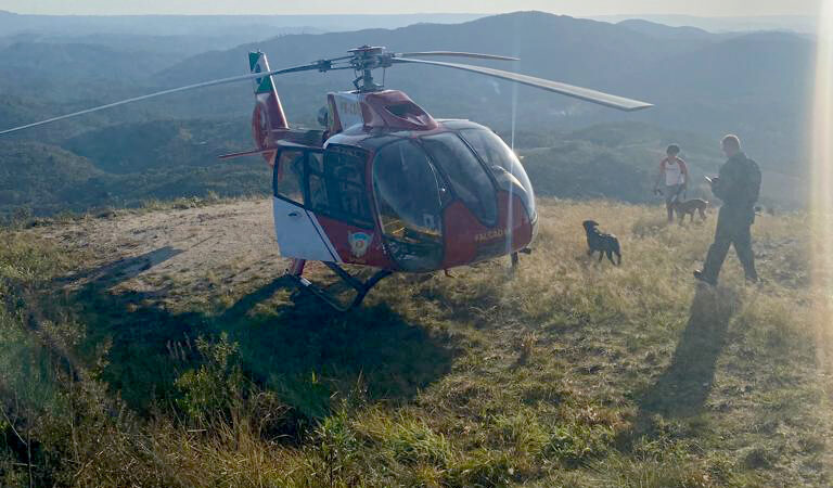 Bombeiros e BPMOA resgatam piloto de paraglider que se acidentou