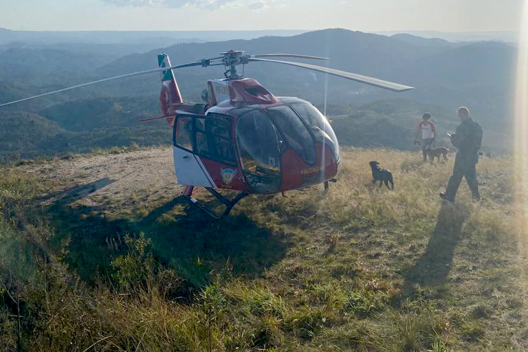 Bombeiros e BPMOA resgatam piloto de paraglider que se acidentou