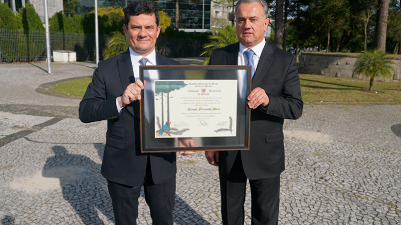 Plauto Miró entrega a Sergio Moro título de Cidadão Benemérito
