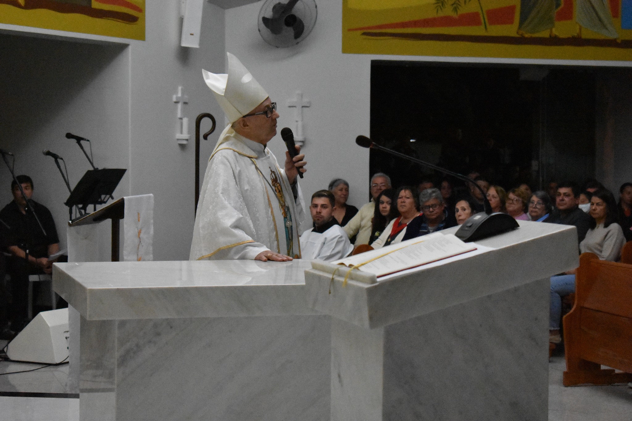 Bispo dedica igreja do Santuário de Nossa Senhora das Brotas; altar foi consagrado e ganhou relíquia