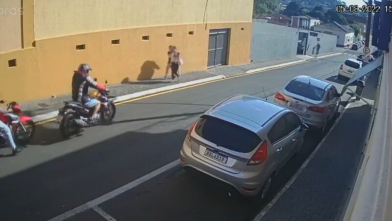 Vídeo: Motocicleta é furtada no centro de Castro
