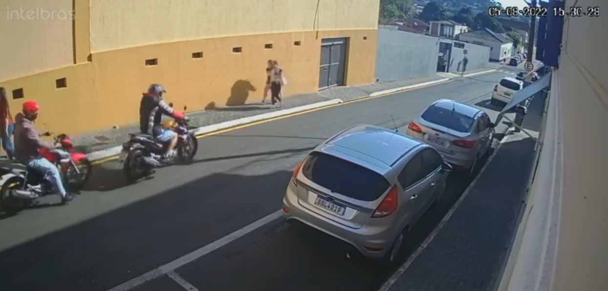 Vídeo: Motocicleta é furtada no centro de Castro