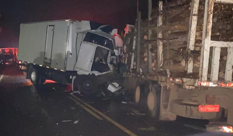 Colisão entre caminhões deixa motoristas feridos na PR-170
