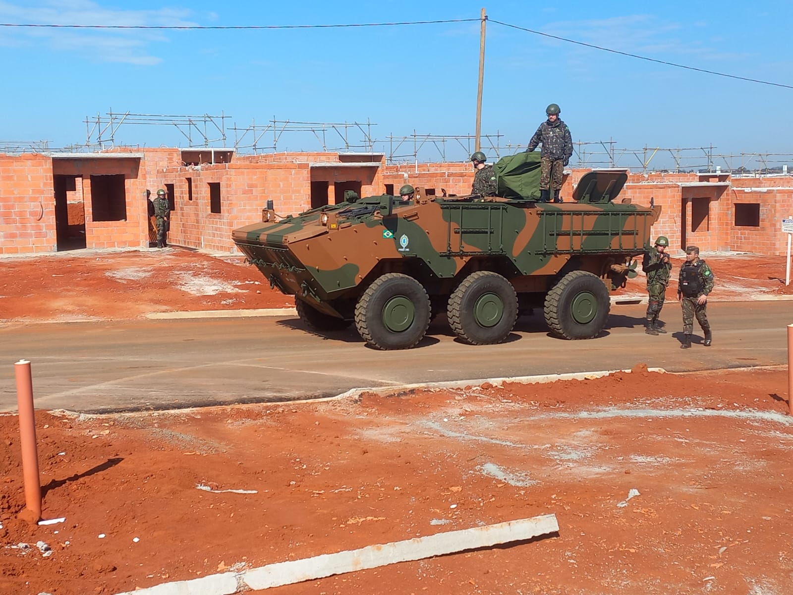 Canteiro de obras da Pacaembu Construtora recebe Exército para treinamento de operações urbanas em Ponta Grossa