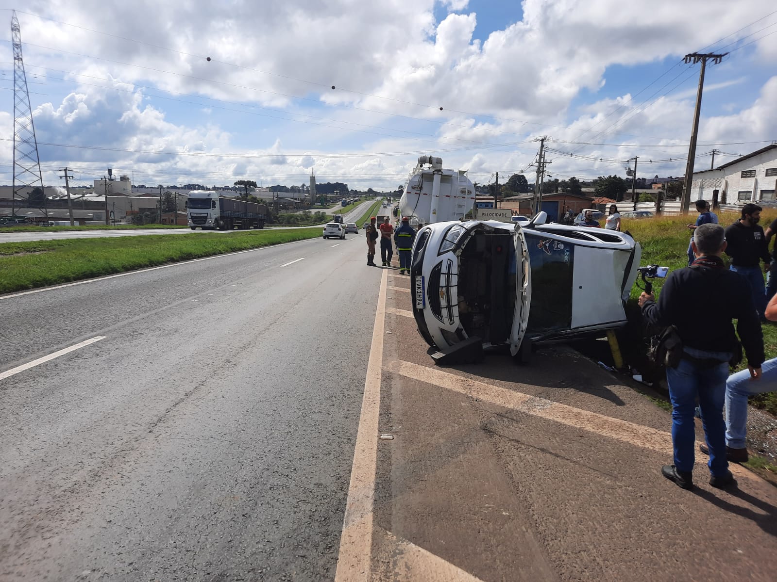 Colisão seguida de capotamento deixa duas pessoas feridas em Ponta Grossa