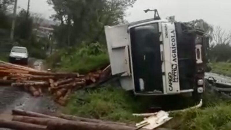 VEJA O VÍDEO: Acidente envolvendo caminhão de Carambeí chama atenção pelo impacto da batida