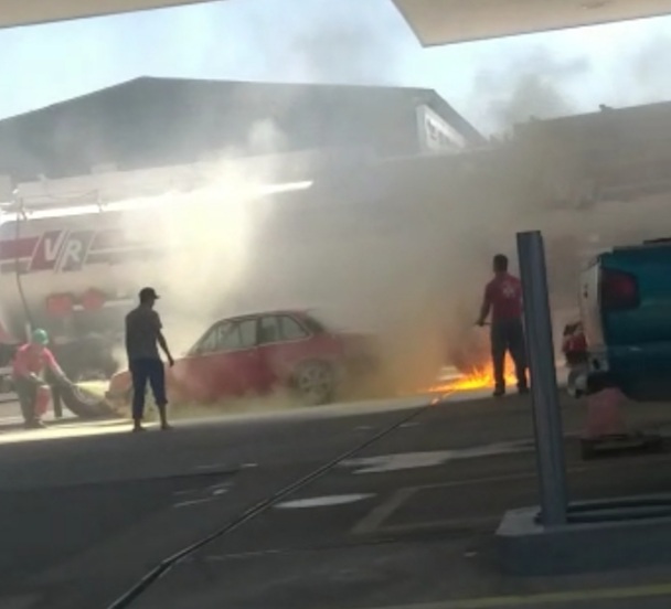 Chevette pega fogo ao lado de caminhão com combustível inflamável, em posto de Castro