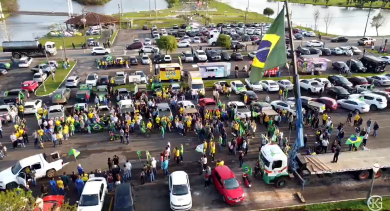 ASSISTA OS VÍDEOS: Castro dá exemplo e se veste de amarelo e verde no Bicentenário da Independência do Brasil