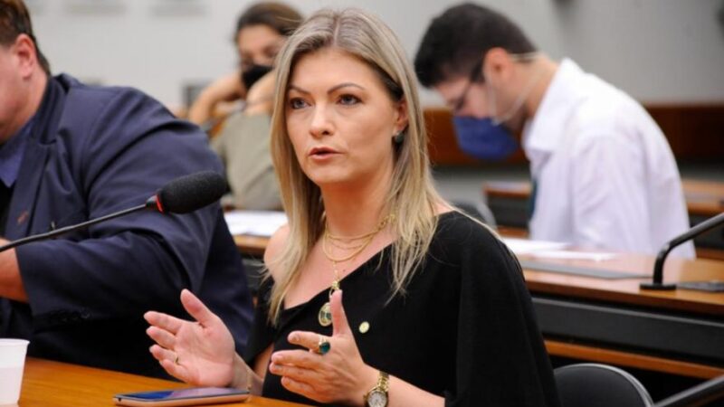 “Suspender o piso da enfermagem é mais um dos absurdos do STF”, declara Aline Sleutjes sobre decisão do ministro Barroso