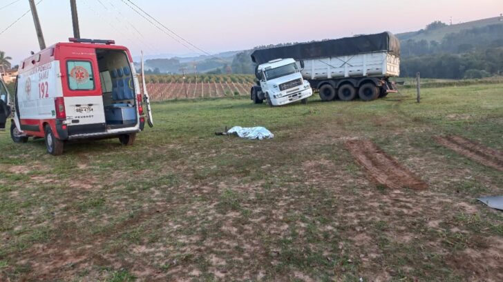 Homem morre atropelado pelo próprio caminhão