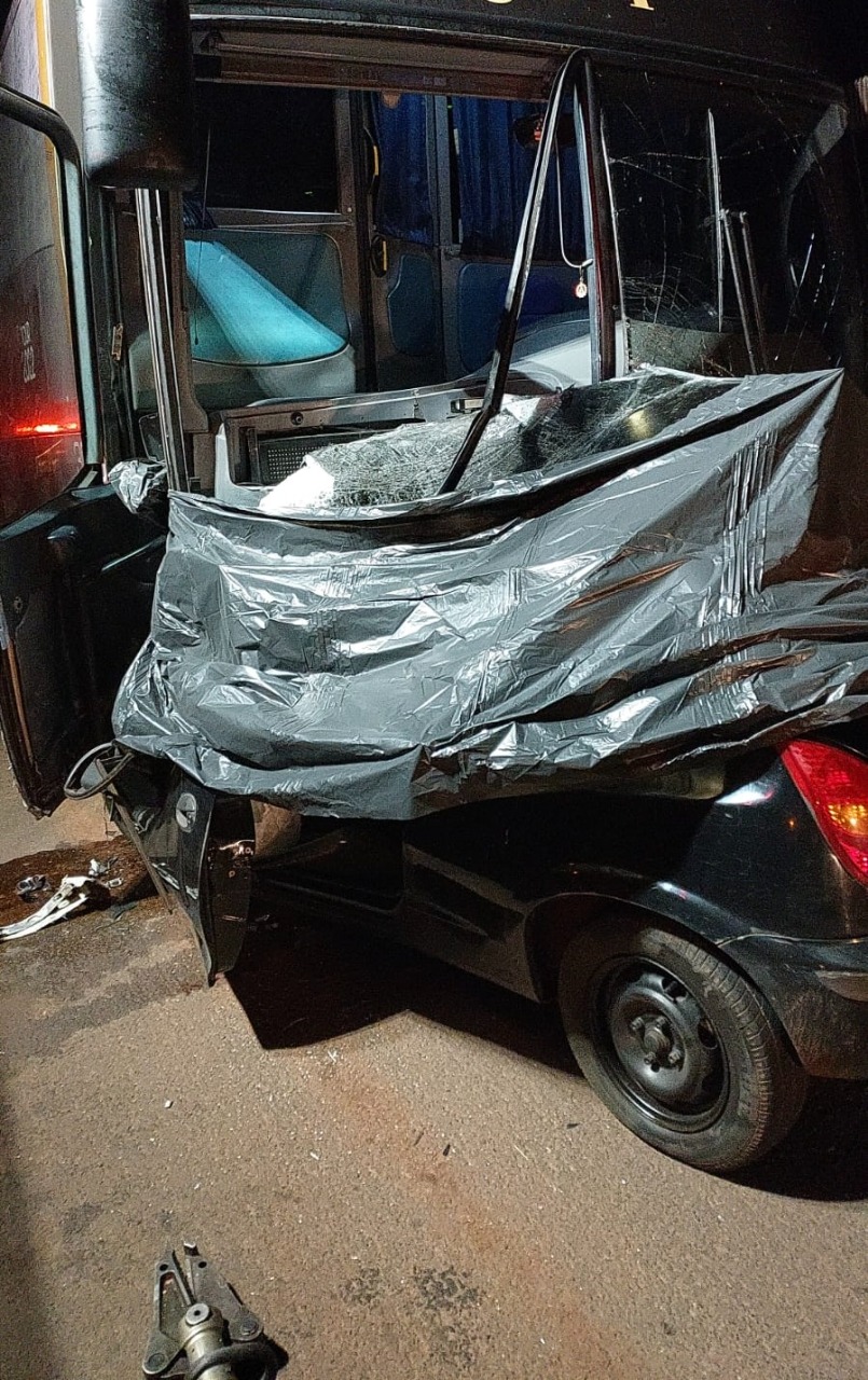 Acidente entre carro e ônibus de dupla sertaneja mata motorista