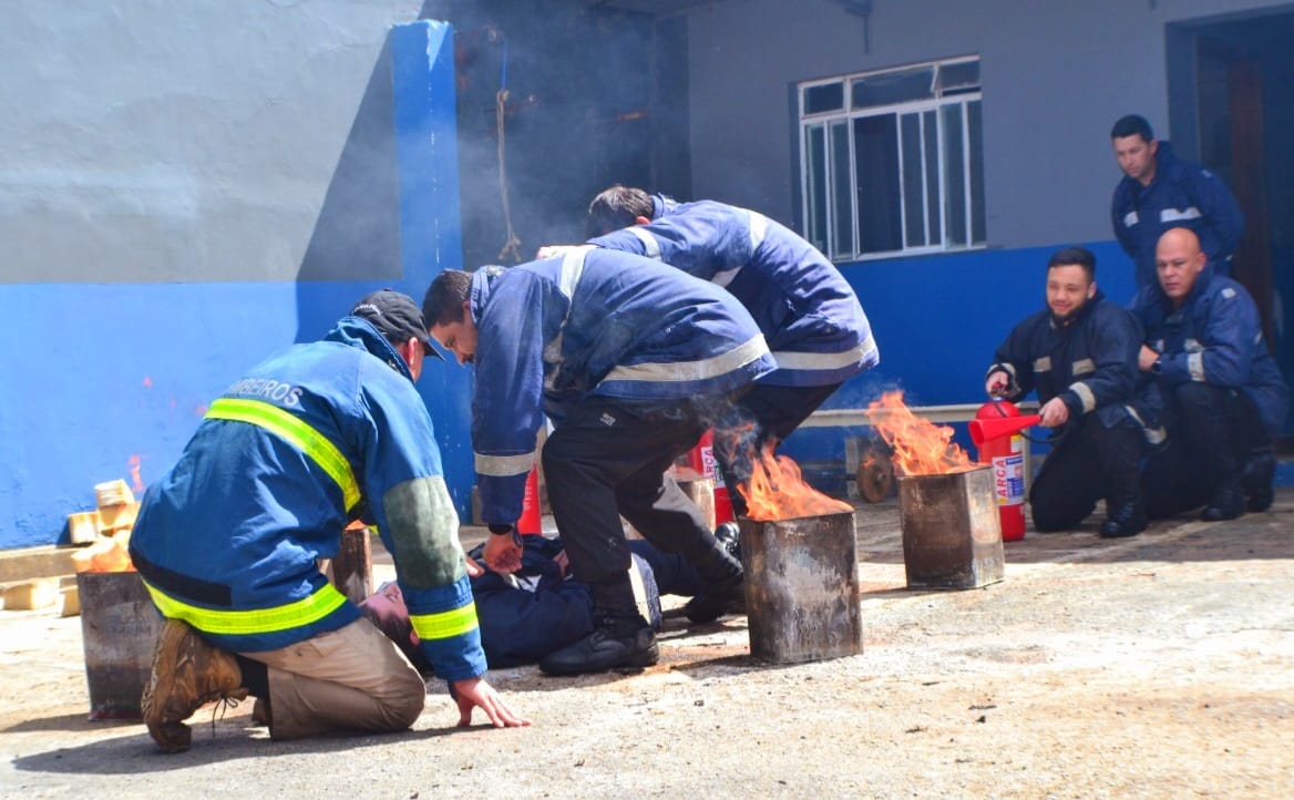 Agentes da Cadeia Pública de Castro recebem treinamento para combater incêndio