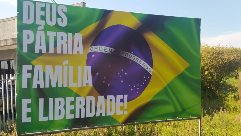 Segundo outdoor ‘com alusão subliminar ao lema da campanha do candidato Jair Bolsonaro’ é retirado por ordem judicial