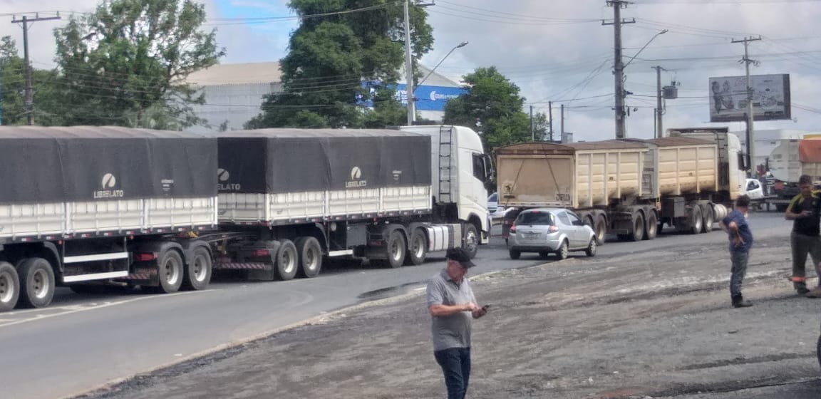 (ASSISTA AO VÍDEO) Manifestantes bloqueiam as duas pistas da PRC-373, em Ponta Grossa