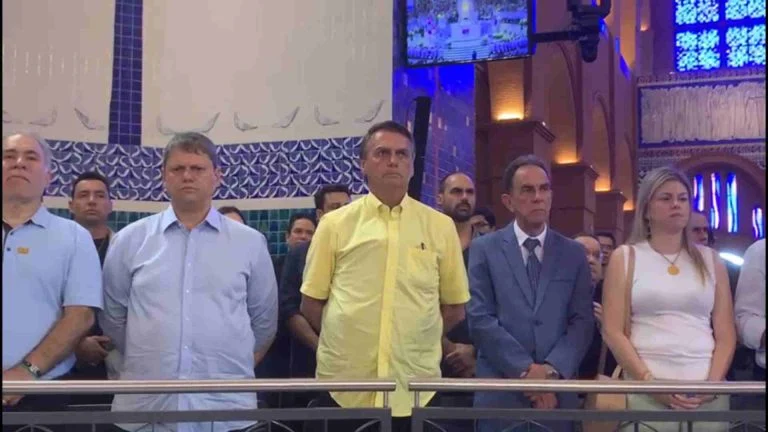 Bolsonaro é aplaudido durante missa em Aparecida