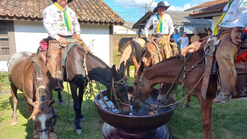 (ASSISTA AO VÍDEO) Fazenda Capão Alto recebe Comitiva Paulista que percorre 1,7 mil quilômetros no lombo de mulas