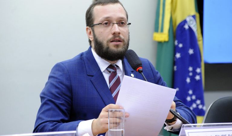 Filipe Barros protocola projeto para tentar suspender decisão do TSE