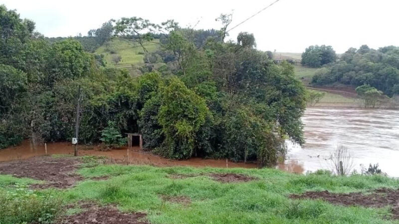 Chuvas danificaram 455 casas e 6.108 unidades consumidoras seguem sem energia no Paraná