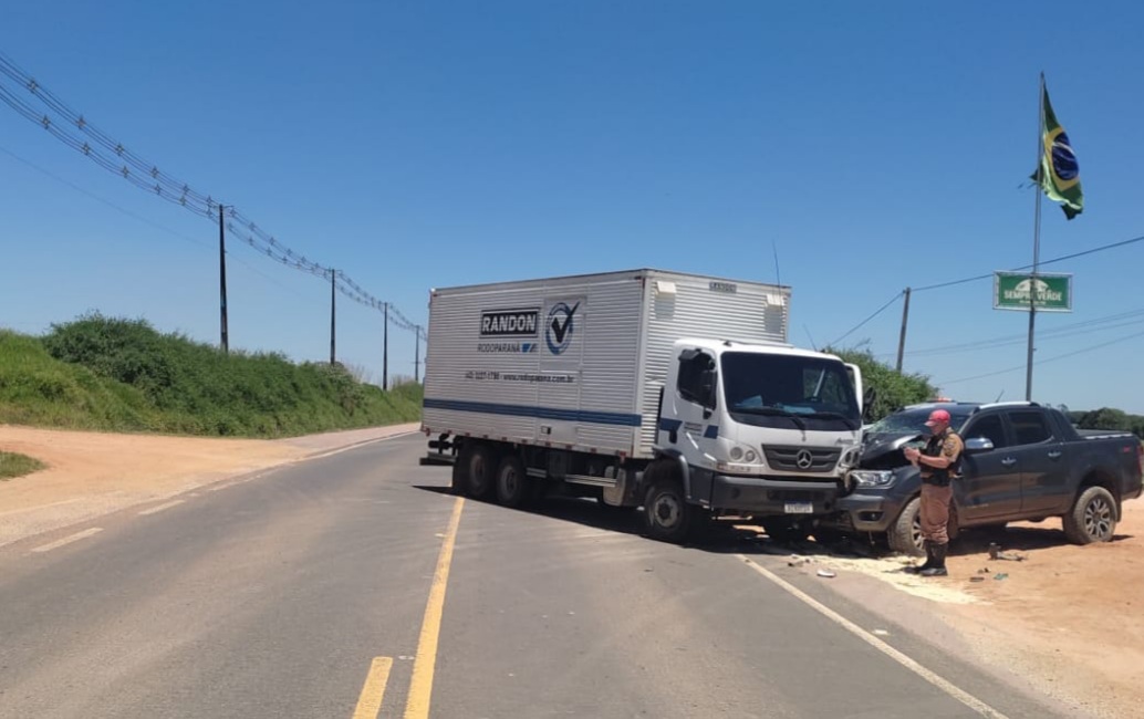 Colisão entre Ranger e caminhão deixa motoristas feridos na PR-340