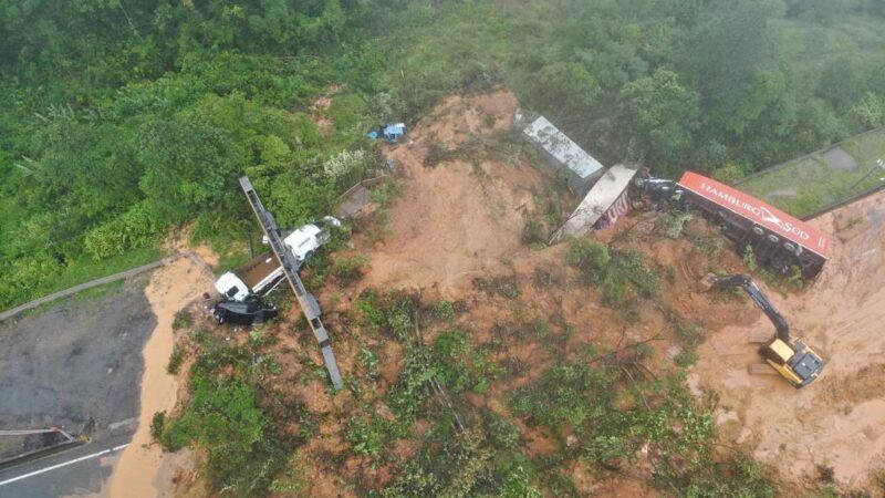 (ASSISTA AO VÍDEO) Imagens aéreas mostram o deslizamento que arrastou veículos na BR-376
