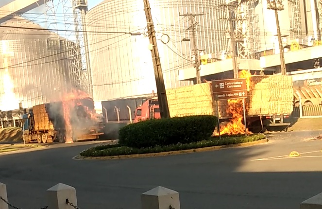 (ASSISTA AO VÍDEO) Duas carretas carregadas com fardos de feno pegam fogo na Castrolanda
