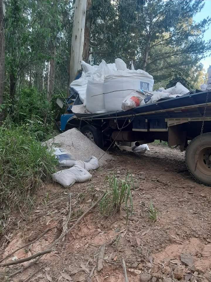 Caminhoneiro morre após colidir com árvore no interior de Ivaí