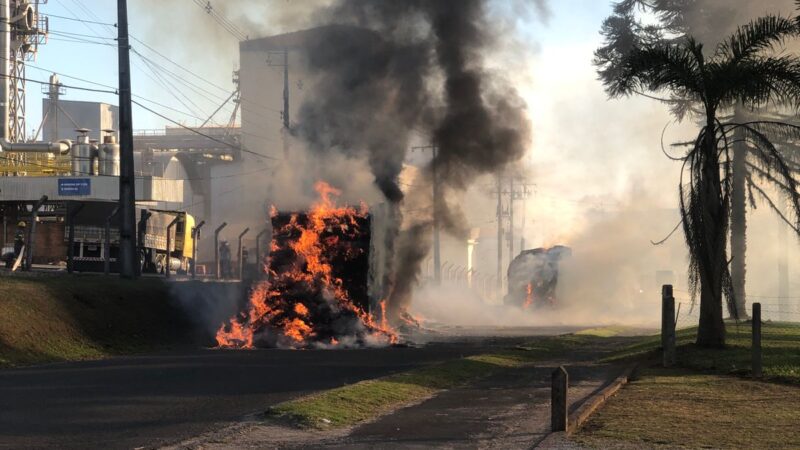 (ASSISTA AO VÍDEO) Bitrem carregado com feno pega fogo no interior da Castrolanda