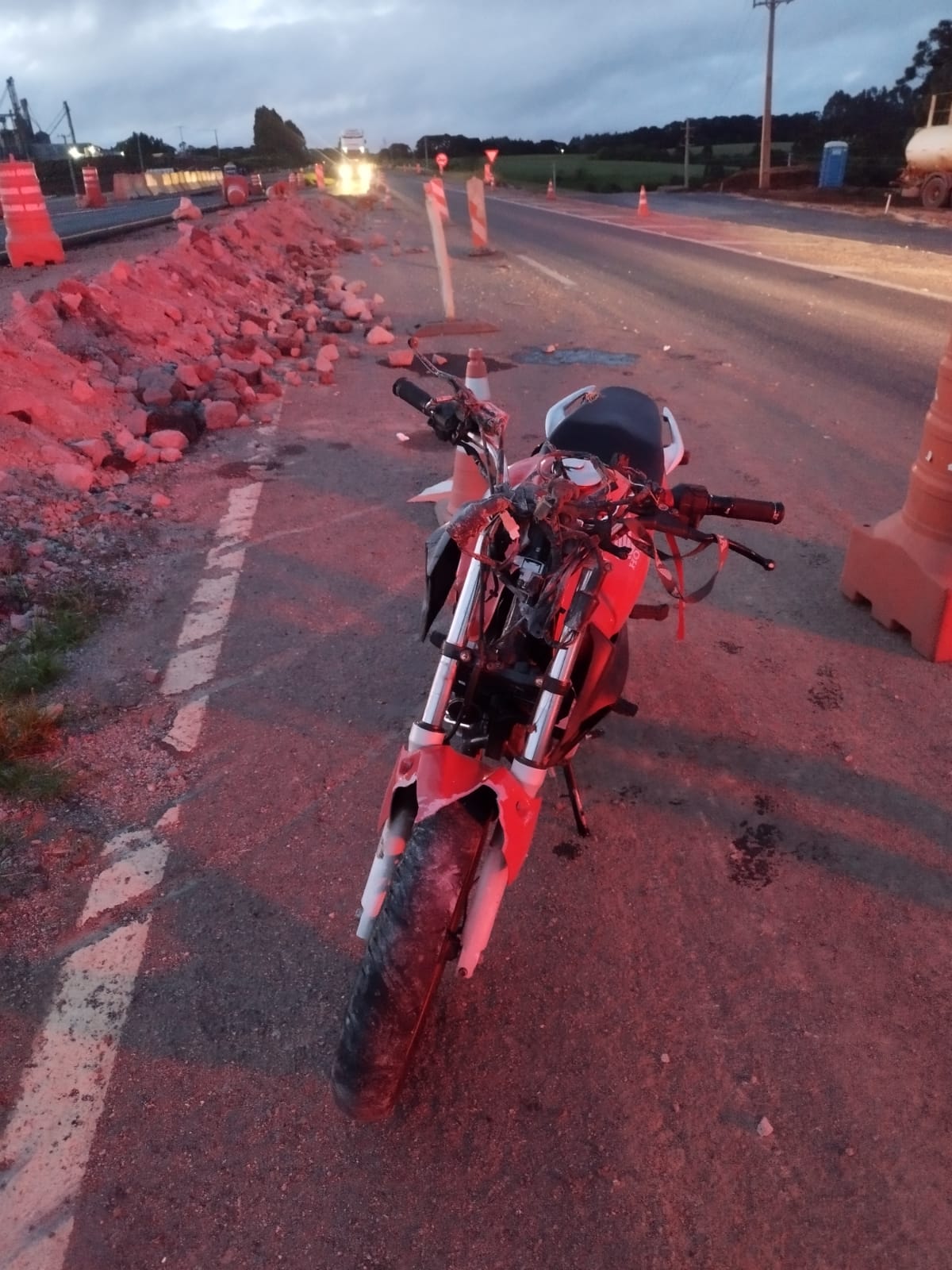 Colisão deixa motociclista ferido na PR-151