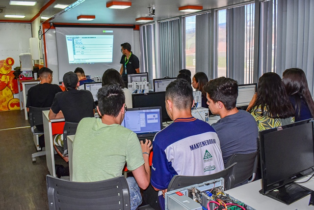 Em Jaguariaíva, cursos gratuitos de Automação Industrial e Manutenção e Instalação de Ar Condicionado estão em andamento