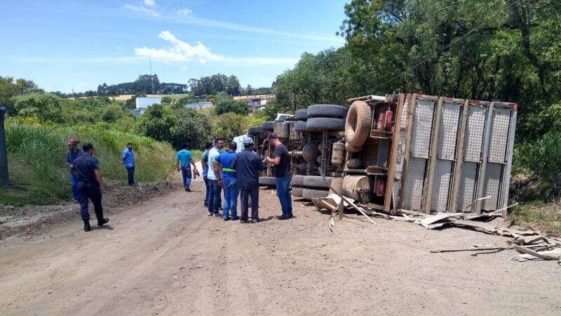 Caminhão tomba e deixa motorista ferido em estrada rural de Carambeí
