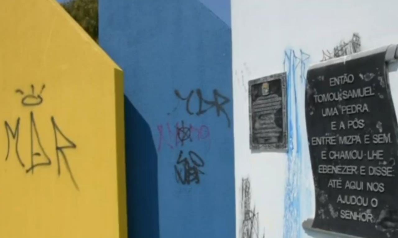 Praça Cívica sofre vandalismo e tem pintura pichada