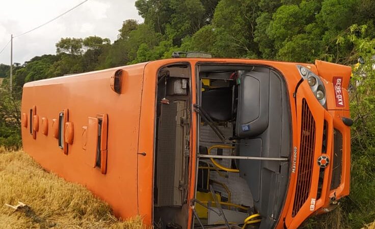 Ônibus da VCG tomba e deixa passageiros feridos na PR-438