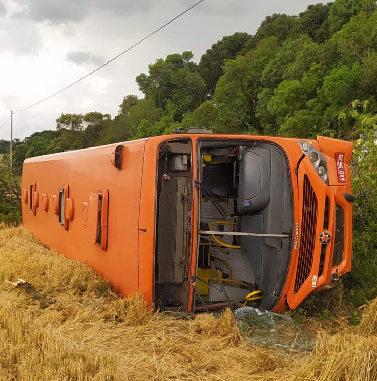 Ônibus da VCG tomba e deixa passageiros feridos na PR-438