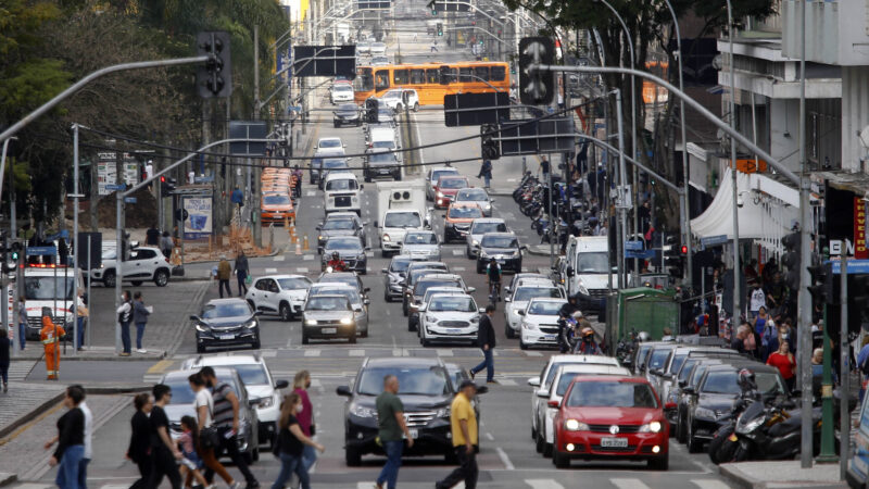 Prazo para pagamento do licenciamento de veículos com placas final 9 e 0 vai até dia 30 no Paraná