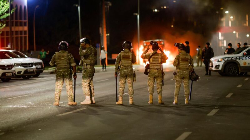 Manifestantes tentam invadir sede da PF e queimam veículos em Brasília