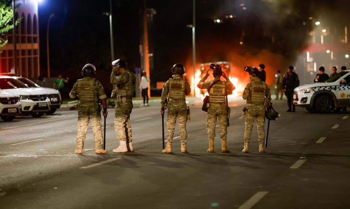 Manifestantes tentam invadir sede da PF e queimam veículos em Brasília