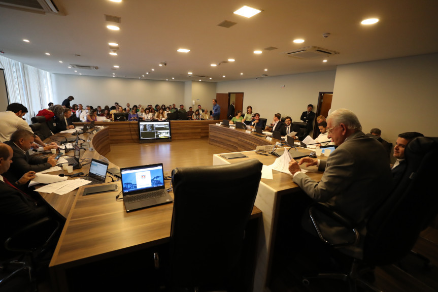 Projeto que fixa o novo piso salarial do Paraná é aprovado na CCJ