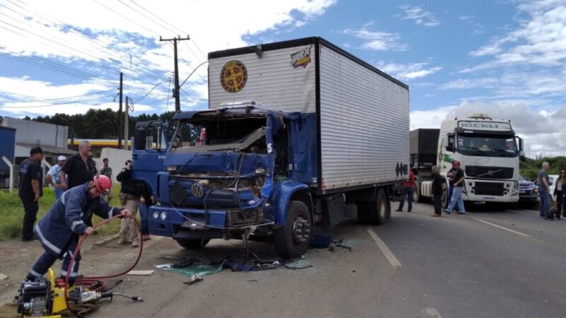 Três caminhões se envolvem em colisão em Ponta Grossa
