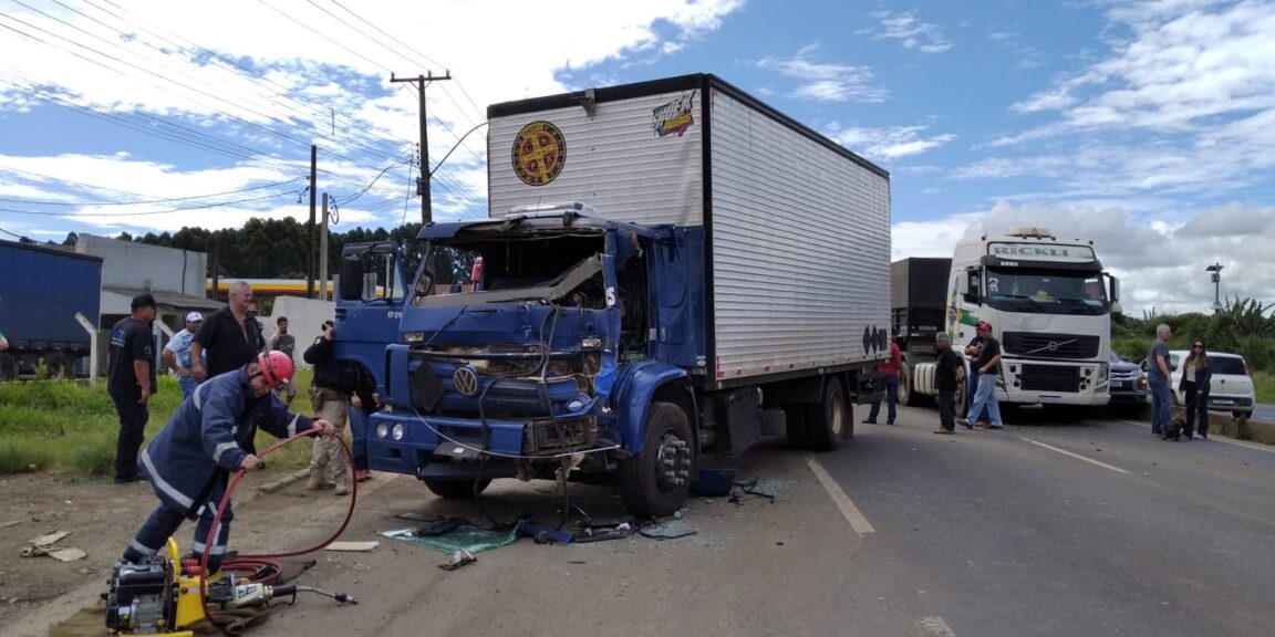Três caminhões se envolvem em colisão em Ponta Grossa