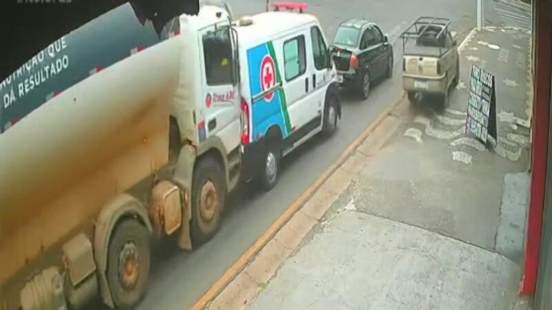 ASSISTA AO VÍDEO: Caminhão de ração de empresa de Carambeí bate contra vários veículos parados