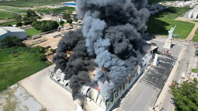 Incêndio de grandes proporções destrói loja da Havan