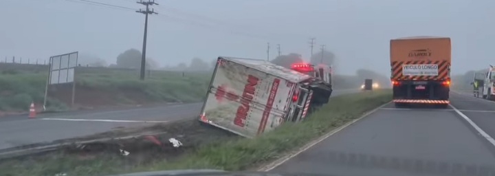 Caminhão de móveis tomba e mata motorista na PR-151