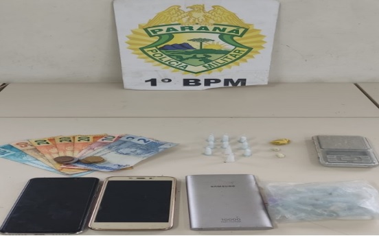 Suspeito de tráfico de drogas é preso com entorpecentes, celulares, dinheiro e balança